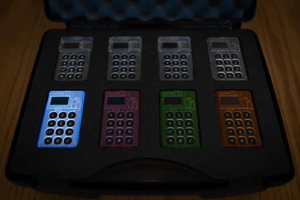 Modelos de Coldcard Mk4 em diferentes cores