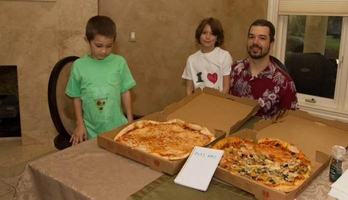 Laszlo Hanyecz com suas duas pizzas pagam com 10.000 bitcoin
