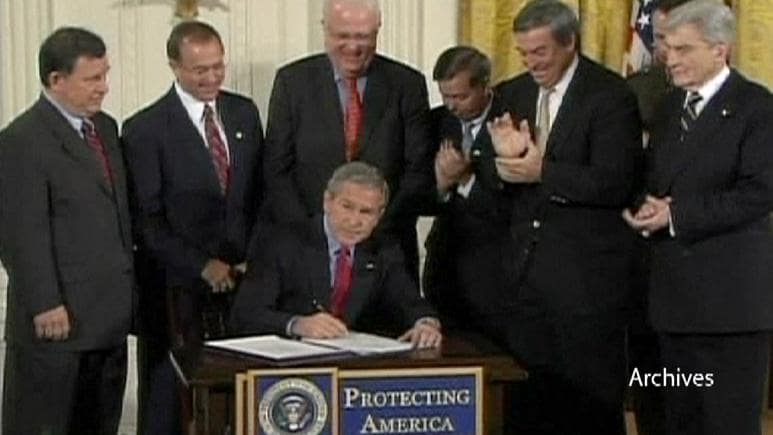 Bush assinando a lei patriótica