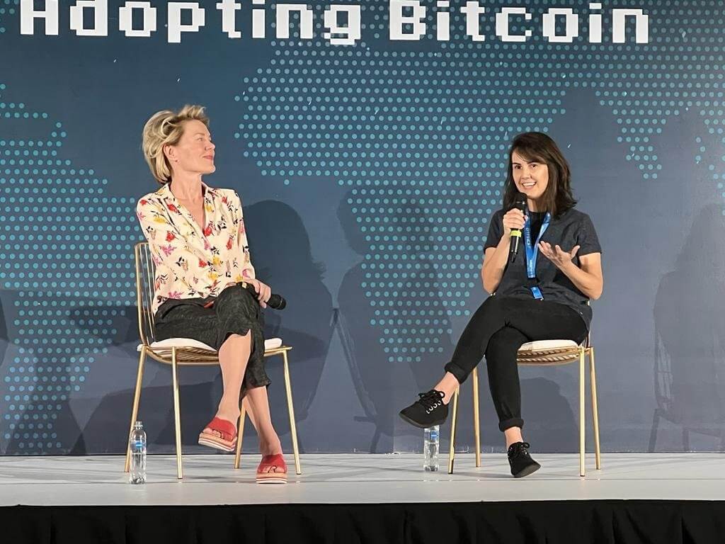 Carol no palco do Adopting Bitcoin, juntamente com Stacey Herbert.