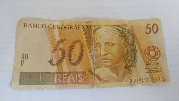 nota de 50 reais rasgada