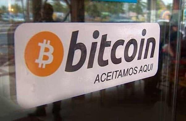 Um cartaz que mostra que o estabelecimento aceita Bitcoin