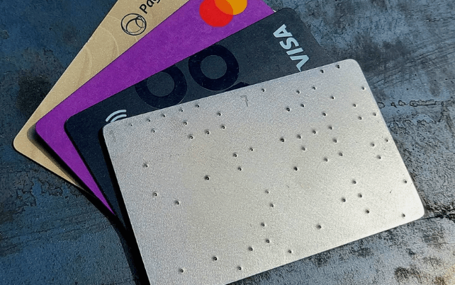 Carteira de metal no formato de cartão de crédito