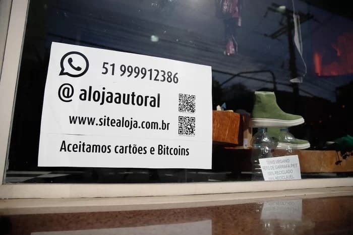 Placa da Aloja Autoral, dizendo que aceitam Bitcoin